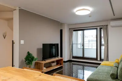a living room with a table and a television at \u6c60\u888b\u5f92\u6b6911\u5206\u8981\u753a\u99c53\u5206 3\u968e\u5efa\u3066\u4e00\u8ed2\u5bb6 \u6700\u59278\u4eba \u8cb8\u5207 \u30ad\u30c3\u30c1\u30f3\u8a2d\u5099\u5b8c\u5099 \u5bdd\u5ba44\u3064 \u30c8\u30a4\u30ec2\u3064 in Tokyo
