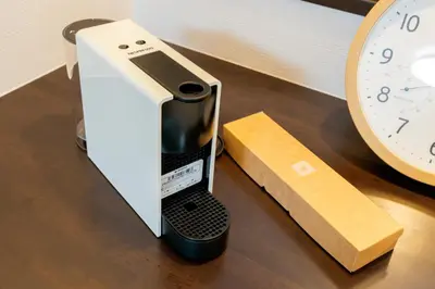a phone sitting on a table next to a clock at \u6c60\u888b\u5f92\u6b6911\u5206\u8981\u753a\u99c53\u5206 3\u968e\u5efa\u3066\u4e00\u8ed2\u5bb6 \u6700\u59278\u4eba \u8cb8\u5207 \u30ad\u30c3\u30c1\u30f3\u8a2d\u5099\u5b8c\u5099 \u5bdd\u5ba44\u3064 \u30c8\u30a4\u30ec2\u3064 in Tokyo