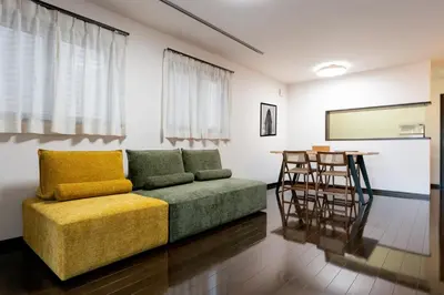 a living room with a couch and a table at \u6c60\u888b\u5f92\u6b6911\u5206\u8981\u753a\u99c53\u5206 3\u968e\u5efa\u3066\u4e00\u8ed2\u5bb6 \u6700\u59278\u4eba \u8cb8\u5207 \u30ad\u30c3\u30c1\u30f3\u8a2d\u5099\u5b8c\u5099 \u5bdd\u5ba44\u3064 \u30c8\u30a4\u30ec2\u3064 in Tokyo