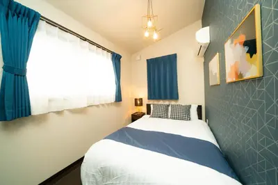 a bedroom with two beds and a window at \u6c60\u888b\u5f92\u6b6911\u5206\u8981\u753a\u99c53\u5206 3\u968e\u5efa\u3066\u4e00\u8ed2\u5bb6 \u6700\u59278\u4eba \u8cb8\u5207 \u30ad\u30c3\u30c1\u30f3\u8a2d\u5099\u5b8c\u5099 \u5bdd\u5ba44\u3064 \u30c8\u30a4\u30ec2\u3064 in Tokyo