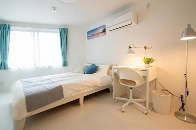 a white bedroom with a bed and a desk at \u30bb\u30ec\u30b9\u516b\u5e83101\u5ba4 24\u5e7410\u6708\u65b0\u305f\u306b\u30aa\u30fc\u30d7\u30f3 \u516b\u5e83\u99c5\u5f92\u6b699\u5206 \u53ce\u5bb9\u4eba\u65708 \u8cb8\u5207 \u5bdd\u5ba42 in Tokyo