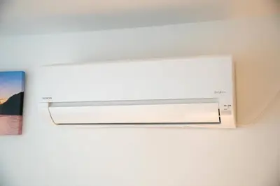 a microwave oven hanging on a wall at \u30bb\u30ec\u30b9\u516b\u5e83101\u5ba4 24\u5e7410\u6708\u65b0\u305f\u306b\u30aa\u30fc\u30d7\u30f3 \u516b\u5e83\u99c5\u5f92\u6b699\u5206 \u53ce\u5bb9\u4eba\u65708 \u8cb8\u5207 \u5bdd\u5ba42 in Tokyo