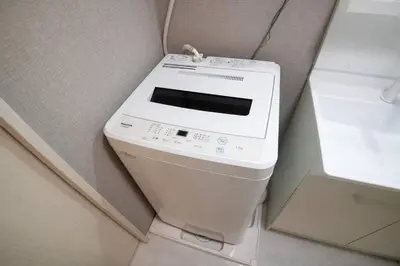 a toilet in the corner of a bathroom at \u30bb\u30ec\u30b9\u516b\u5e83101\u5ba4 24\u5e7410\u6708\u65b0\u305f\u306b\u30aa\u30fc\u30d7\u30f3 \u516b\u5e83\u99c5\u5f92\u6b699\u5206 \u53ce\u5bb9\u4eba\u65708 \u8cb8\u5207 \u5bdd\u5ba42 in Tokyo