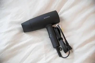 a black electronic device laying on a bed at \u30bb\u30ec\u30b9\u516b\u5e83101\u5ba4 24\u5e7410\u6708\u65b0\u305f\u306b\u30aa\u30fc\u30d7\u30f3 \u516b\u5e83\u99c5\u5f92\u6b699\u5206 \u53ce\u5bb9\u4eba\u65708 \u8cb8\u5207 \u5bdd\u5ba42 in Tokyo