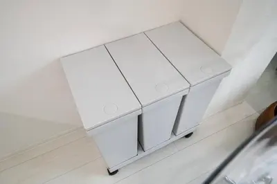 a white cabinet with two doors on the floor at \u30bb\u30ec\u30b9\u516b\u5e83101\u5ba4 24\u5e7410\u6708\u65b0\u305f\u306b\u30aa\u30fc\u30d7\u30f3 \u516b\u5e83\u99c5\u5f92\u6b699\u5206 \u53ce\u5bb9\u4eba\u65708 \u8cb8\u5207 \u5bdd\u5ba42 in Tokyo