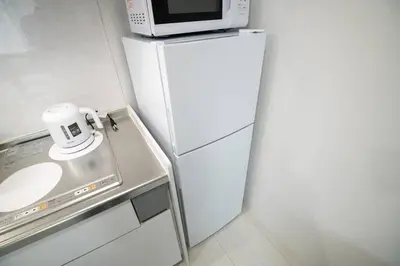a white refrigerator with a microwave on top of it at \u30bb\u30ec\u30b9\u516b\u5e83101\u5ba4 24\u5e7410\u6708\u65b0\u305f\u306b\u30aa\u30fc\u30d7\u30f3 \u516b\u5e83\u99c5\u5f92\u6b699\u5206 \u53ce\u5bb9\u4eba\u65708 \u8cb8\u5207 \u5bdd\u5ba42 in Tokyo