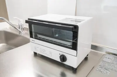 a white toaster oven sitting on top of a counter at \u30bb\u30ec\u30b9\u516b\u5e83101\u5ba4 24\u5e7410\u6708\u65b0\u305f\u306b\u30aa\u30fc\u30d7\u30f3 \u516b\u5e83\u99c5\u5f92\u6b699\u5206 \u53ce\u5bb9\u4eba\u65708 \u8cb8\u5207 \u5bdd\u5ba42 in Tokyo