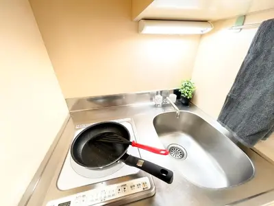 a frying pan on a stove in a kitchen at Shinjuku West Cozy WZE Free WiFi in Tokyo