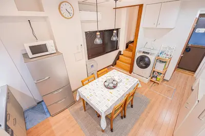 a small kitchen with a table and a microwave at Jone\u53d9\u5712\u5546\u5e97\u8857\u8fd1\u96a3\u99c5\u5f92\u6b655\u5206 \u65b0\u5bbf12\u5206 in Tokyo