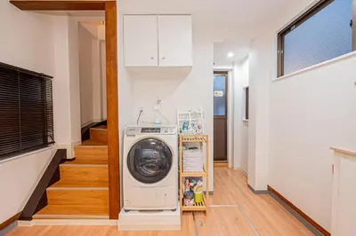 a washer and dryer in a hallway of a house at Jone\u53d9\u5712\u5546\u5e97\u8857\u8fd1\u96a3\u99c5\u5f92\u6b655\u5206 \u65b0\u5bbf12\u5206 in Tokyo