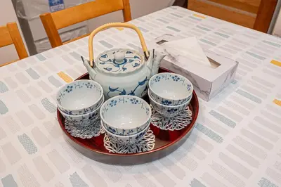 a tea pot and four cups on a table at Jone\u53d9\u5712\u5546\u5e97\u8857\u8fd1\u96a3\u99c5\u5f92\u6b655\u5206 \u65b0\u5bbf12\u5206 in Tokyo