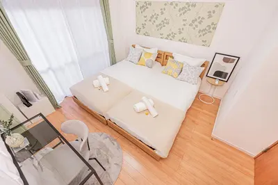 a small room with a bed and a table at Jone\u53d9\u5712\u5546\u5e97\u8857\u8fd1\u96a3\u99c5\u5f92\u6b655\u5206 \u65b0\u5bbf12\u5206 in Tokyo