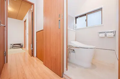 a bathroom with a toilet and a window at Jone\u53d9\u5712\u5546\u5e97\u8857\u8fd1\u96a3\u99c5\u5f92\u6b655\u5206 \u65b0\u5bbf12\u5206 in Tokyo