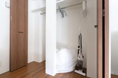 a room with a white closet with a guitar at Lega land\u4e2d\u91ce\u5bcc\u58eb\u898b\u753a in Tokyo