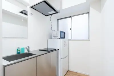 a kitchen with a sink and a refrigerator at \u30c0\u30fc\u30a6\u30a3\u30f3\u795e\u697d\u5742 in Tokyo