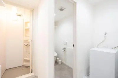 a white bathroom with a toilet and a sink at \u30c0\u30fc\u30a6\u30a3\u30f3\u795e\u697d\u5742 in Tokyo