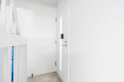 an open white door in a white room at \u30c0\u30fc\u30a6\u30a3\u30f3\u795e\u697d\u5742 in Tokyo