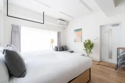 a white bedroom with a large bed and a window at \u30c0\u30fc\u30a6\u30a3\u30f3\u795e\u697d\u5742 in Tokyo