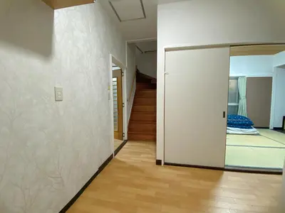 a hallway with a door leading to a bedroom at \u5343\u77f3\u5bb6 in Tokyo
