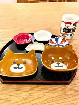 a tray with two plates of a bear on it at \u6e0b\u8c37\u99c5\u5f92\u6b6910\u5206!!\u4e00\u68df\u307e\u308b\u3054\u3068\u8cb8\u3057\u5207\u308a!\u304a\u5b50\u69d8\u6b53\u8fce\u99d0\u8eca\u5834\u7121\u659910\u4ebaok5\u90e8\u5c4b\u30d0\u30b9\u30eb\u30fc\u30e02\u3064 in Tokyo