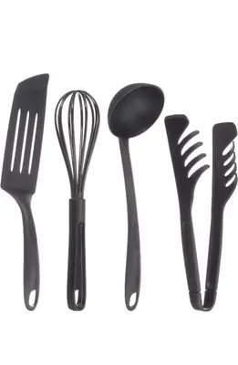a group of black plastic utensils on a white background at \u6e0b\u8c37\u99c5\u5f92\u6b6910\u5206!!\u4e00\u68df\u307e\u308b\u3054\u3068\u8cb8\u3057\u5207\u308a!\u304a\u5b50\u69d8\u6b53\u8fce\u99d0\u8eca\u5834\u7121\u659910\u4ebaok5\u90e8\u5c4b\u30d0\u30b9\u30eb\u30fc\u30e02\u3064 in Tokyo