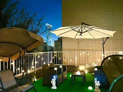 a patio with a table and an umbrella and chairs at \u5927\u4e45\u4fdd4\u5206\u65b0\u5927\u4e45\u4fdd8\u5206\u30c6\u30e9\u30b9\u4ed8\u304d in Tokyo