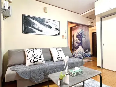 a living room with a couch and a table at \u5927\u4e45\u4fdd4\u5206\u65b0\u5927\u4e45\u4fdd8\u5206\u30c6\u30e9\u30b9\u4ed8\u304d in Tokyo