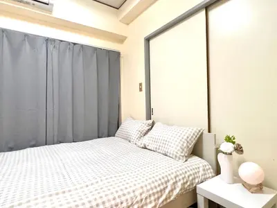 a bedroom with a bed and a large window at \u5927\u4e45\u4fdd4\u5206\u65b0\u5927\u4e45\u4fdd8\u5206\u30c6\u30e9\u30b9\u4ed8\u304d in Tokyo