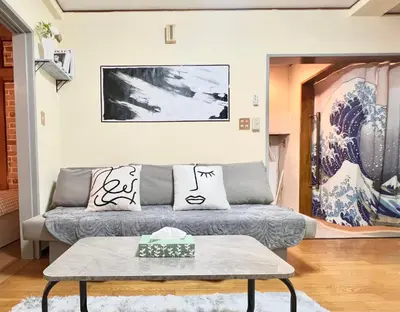 a living room with a couch and a table at \u5927\u4e45\u4fdd4\u5206\u65b0\u5927\u4e45\u4fdd8\u5206\u30c6\u30e9\u30b9\u4ed8\u304d in Tokyo