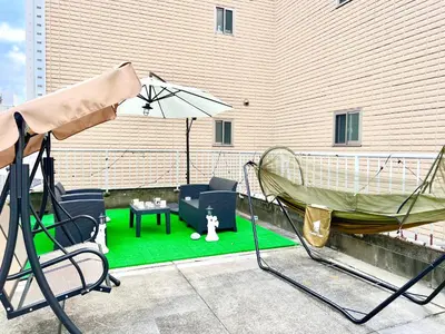 a patio with an umbrella and chairs and a table at \u5927\u4e45\u4fdd4\u5206\u65b0\u5927\u4e45\u4fdd8\u5206\u30c6\u30e9\u30b9\u4ed8\u304d in Tokyo