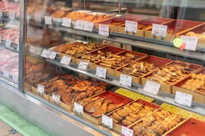 a bakery filled with lots of different types of pastries at D15\u65b0\u5bbf\u4e2d\u5fc3 \u8d85\u7ea7\u5546\u5708 \u4ea4\u901a\u67a2\u7ebd 4\u6761\u7ebf\u8def \u8f66\u7ad98\u5206\u949f Shinjuku center 8 mins to ST \u76f4\u8fbe\u65b0\u5bbf \u6d89\u8c37 \u8868\u53c2\u9053 \u54c1\u5ddd \u6c60\u888b \u4e0a\u91ce \u4ee3\u4ee3\u6728 \u94f6\u5ea7 \u539f\u5bbf in Tokyo