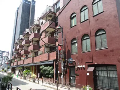 a red brick building on the side of a street at \u30e9\u30a4\u30aa\u30f3\u30ba\u30de\u30f3\u30b7\u30e7\u30f3\u9053\u7384\u5742c in Tokyo