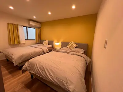 a room with two beds in a room at \u62bc\u4e0aSkytree Oshiage Hostel-KT0032 in Tokyo