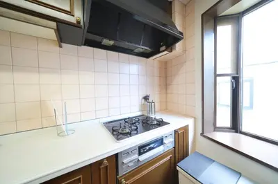 a small kitchen with a stove and a window at FINOA Residential Suite Kamata in Tokyo