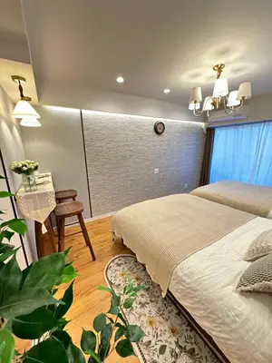 a bedroom with a bed and a table with a plant at \u6da9\u8c37\u6c11\u5bbf in Tokyo