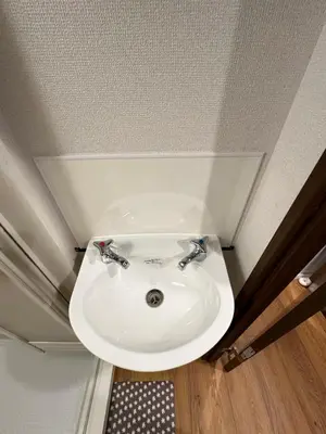 a bathroom with a white sink in a room at \u6da9\u8c37\u6c11\u5bbf in Tokyo