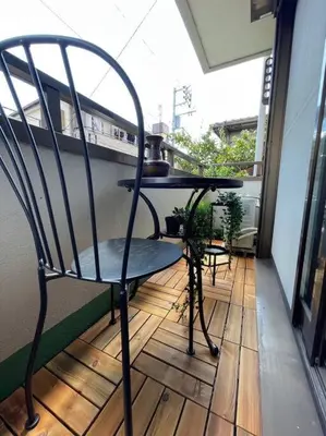 a chair sitting on a balcony with a table at \u30a2\u30f3\u30c9\u30b9\u30c6\u30a4\u84b2\u75301\u4e01\u76ee in Tokyo