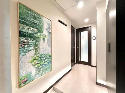 a hallway with a large painting on the wall at Ikebukuro 606 -TS0043 in Tokyo