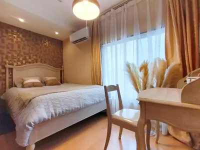 a bedroom with a bed and a desk and a window at BQ\u72ec\u680b\u522b\u5885 \u8f66\u7ad93\u5206\u949f \u4e34\u8fd1\u5546\u4e1a\u8857 3\u5ba41\u53852\u536b\u751f\u95f4 \u4ea4\u901a\u4fbf\u5229 \u6700\u59278\u4eba 3 mins to ST Max 8P \u65b9\u4fbf\u5230\u8fbe\u65b0\u5bbf \u6d89\u8c37 \u8868\u53c2\u9053 \u6c60\u888b \u4e0a\u91ce \u4ee3\u4ee3\u6728 \u94f6\u5ea7 \u539f\u5bbf in Tokyo