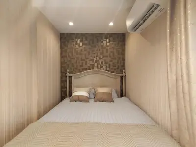 a bedroom with a bed with two pillows at BQ\u72ec\u680b\u522b\u5885 \u8f66\u7ad93\u5206\u949f \u4e34\u8fd1\u5546\u4e1a\u8857 3\u5ba41\u53852\u536b\u751f\u95f4 \u4ea4\u901a\u4fbf\u5229 \u6700\u59278\u4eba 3 mins to ST Max 8P \u65b9\u4fbf\u5230\u8fbe\u65b0\u5bbf \u6d89\u8c37 \u8868\u53c2\u9053 \u6c60\u888b \u4e0a\u91ce \u4ee3\u4ee3\u6728 \u94f6\u5ea7 \u539f\u5bbf in Tokyo
