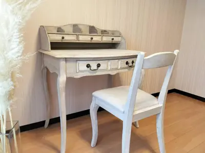 a white desk with a chair and a drawer at BQ\u72ec\u680b\u522b\u5885 \u8f66\u7ad93\u5206\u949f \u4e34\u8fd1\u5546\u4e1a\u8857 3\u5ba41\u53852\u536b\u751f\u95f4 \u4ea4\u901a\u4fbf\u5229 \u6700\u59278\u4eba 3 mins to ST Max 8P \u65b9\u4fbf\u5230\u8fbe\u65b0\u5bbf \u6d89\u8c37 \u8868\u53c2\u9053 \u6c60\u888b \u4e0a\u91ce \u4ee3\u4ee3\u6728 \u94f6\u5ea7 \u539f\u5bbf in Tokyo