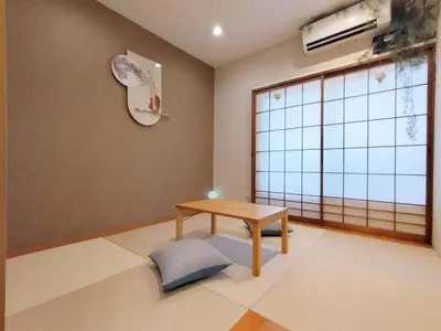 a living room with a table and a window at BQ\u72ec\u680b\u522b\u5885 \u8f66\u7ad93\u5206\u949f \u4e34\u8fd1\u5546\u4e1a\u8857 3\u5ba41\u53852\u536b\u751f\u95f4 \u4ea4\u901a\u4fbf\u5229 \u6700\u59278\u4eba 3 mins to ST Max 8P \u65b9\u4fbf\u5230\u8fbe\u65b0\u5bbf \u6d89\u8c37 \u8868\u53c2\u9053 \u6c60\u888b \u4e0a\u91ce \u4ee3\u4ee3\u6728 \u94f6\u5ea7 \u539f\u5bbf in Tokyo