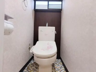 a bathroom with a toilet with a flower painted on it at BQ\u72ec\u680b\u522b\u5885 \u8f66\u7ad93\u5206\u949f \u4e34\u8fd1\u5546\u4e1a\u8857 3\u5ba41\u53852\u536b\u751f\u95f4 \u4ea4\u901a\u4fbf\u5229 \u6700\u59278\u4eba 3 mins to ST Max 8P \u65b9\u4fbf\u5230\u8fbe\u65b0\u5bbf \u6d89\u8c37 \u8868\u53c2\u9053 \u6c60\u888b \u4e0a\u91ce \u4ee3\u4ee3\u6728 \u94f6\u5ea7 \u539f\u5bbf in Tokyo