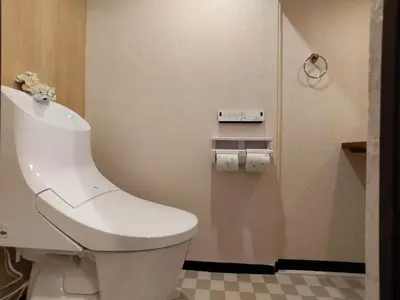 a bathroom with a white toilet in a room at BQ\u72ec\u680b\u522b\u5885 \u8f66\u7ad93\u5206\u949f \u4e34\u8fd1\u5546\u4e1a\u8857 3\u5ba41\u53852\u536b\u751f\u95f4 \u4ea4\u901a\u4fbf\u5229 \u6700\u59278\u4eba 3 mins to ST Max 8P \u65b9\u4fbf\u5230\u8fbe\u65b0\u5bbf \u6d89\u8c37 \u8868\u53c2\u9053 \u6c60\u888b \u4e0a\u91ce \u4ee3\u4ee3\u6728 \u94f6\u5ea7 \u539f\u5bbf in Tokyo