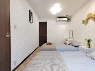 a bedroom with two beds and a door to a room at BQ\u72ec\u680b\u522b\u5885 \u8f66\u7ad93\u5206\u949f \u4e34\u8fd1\u5546\u4e1a\u8857 3\u5ba41\u53852\u536b\u751f\u95f4 \u4ea4\u901a\u4fbf\u5229 \u6700\u59278\u4eba 3 mins to ST Max 8P \u65b9\u4fbf\u5230\u8fbe\u65b0\u5bbf \u6d89\u8c37 \u8868\u53c2\u9053 \u6c60\u888b \u4e0a\u91ce \u4ee3\u4ee3\u6728 \u94f6\u5ea7 \u539f\u5bbf in Tokyo