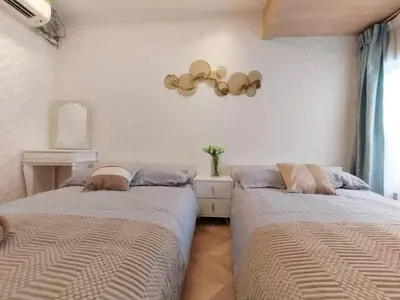 a bedroom with two beds and a window at BQ\u72ec\u680b\u522b\u5885 \u8f66\u7ad93\u5206\u949f \u4e34\u8fd1\u5546\u4e1a\u8857 3\u5ba41\u53852\u536b\u751f\u95f4 \u4ea4\u901a\u4fbf\u5229 \u6700\u59278\u4eba 3 mins to ST Max 8P \u65b9\u4fbf\u5230\u8fbe\u65b0\u5bbf \u6d89\u8c37 \u8868\u53c2\u9053 \u6c60\u888b \u4e0a\u91ce \u4ee3\u4ee3\u6728 \u94f6\u5ea7 \u539f\u5bbf in Tokyo