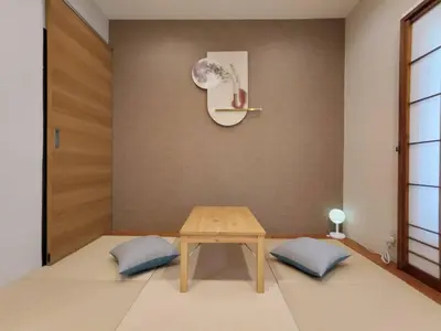 a living room with a table and two pillows at BQ\u72ec\u680b\u522b\u5885 \u8f66\u7ad93\u5206\u949f \u4e34\u8fd1\u5546\u4e1a\u8857 3\u5ba41\u53852\u536b\u751f\u95f4 \u4ea4\u901a\u4fbf\u5229 \u6700\u59278\u4eba 3 mins to ST Max 8P \u65b9\u4fbf\u5230\u8fbe\u65b0\u5bbf \u6d89\u8c37 \u8868\u53c2\u9053 \u6c60\u888b \u4e0a\u91ce \u4ee3\u4ee3\u6728 \u94f6\u5ea7 \u539f\u5bbf in Tokyo