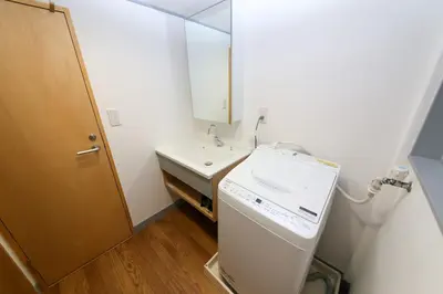 a small bathroom with a sink and a mirror at \u3077\u3075\u304b\u5c0f\u6751\u4e95 - Pufuka Omurai in Tokyo