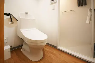a bathroom with a white toilet and a shower at \u3077\u3075\u304b\u5c0f\u6751\u4e95 - Pufuka Omurai in Tokyo