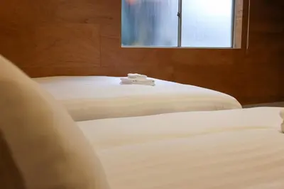 two white beds in a bedroom with a window at \u3077\u3075\u304b\u5c0f\u6751\u4e95 - Pufuka Omurai in Tokyo